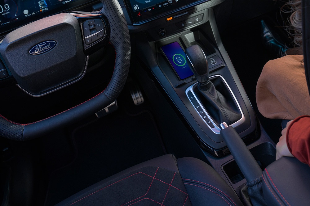 Vista interna di un veicolo Mild Hybrid Ford, compresi volante e cambio automatico.