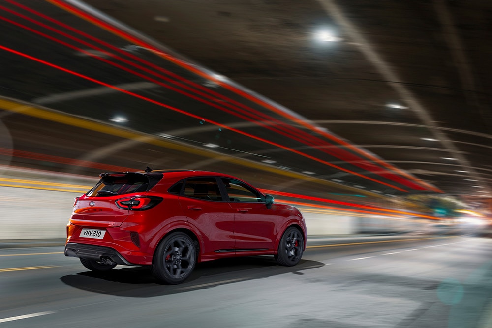 Una Ford Focus Mild Hybrid attraversa una galleria.
