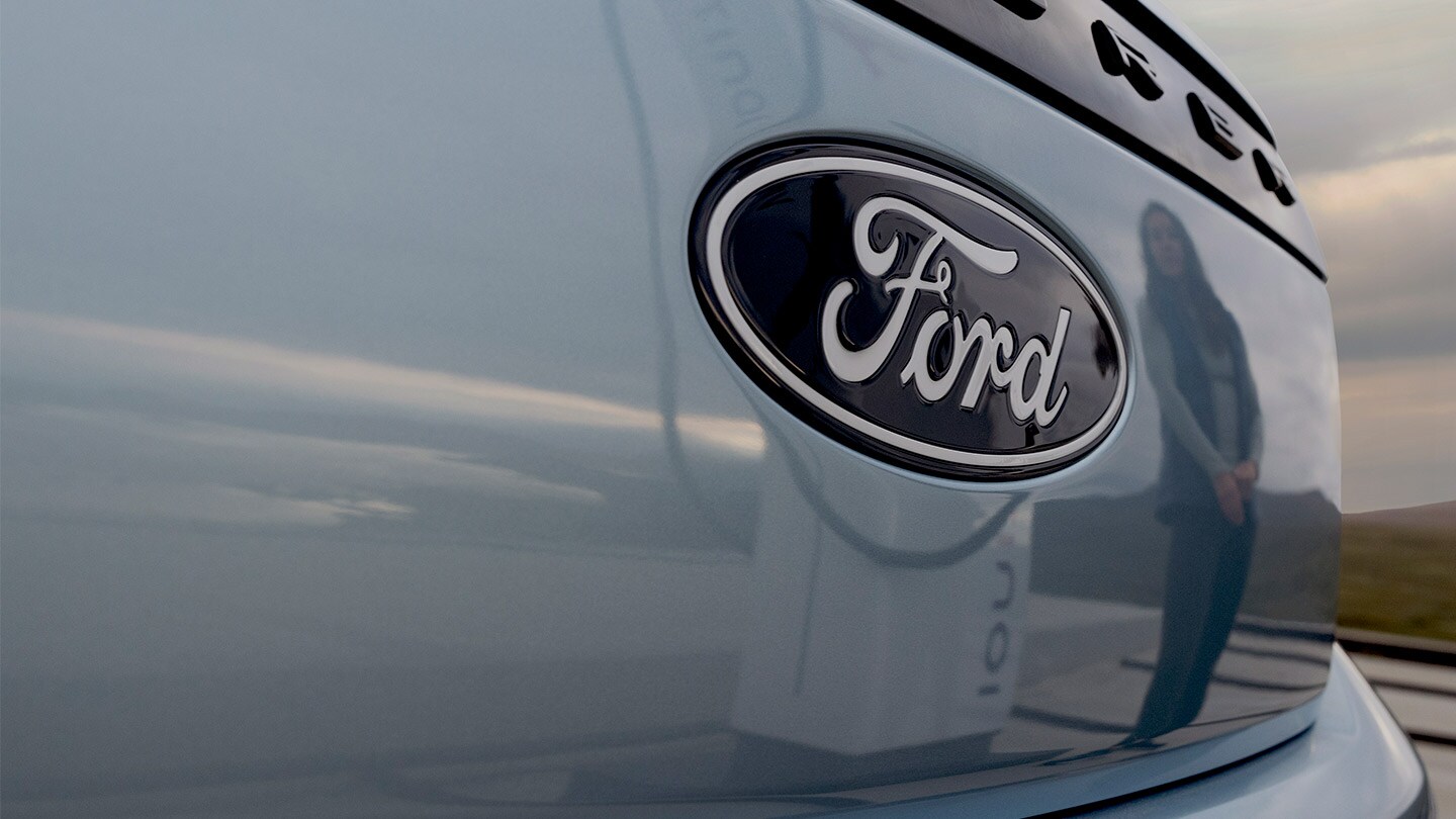 Logo Ford su un Ford Explorer elettrico blu.