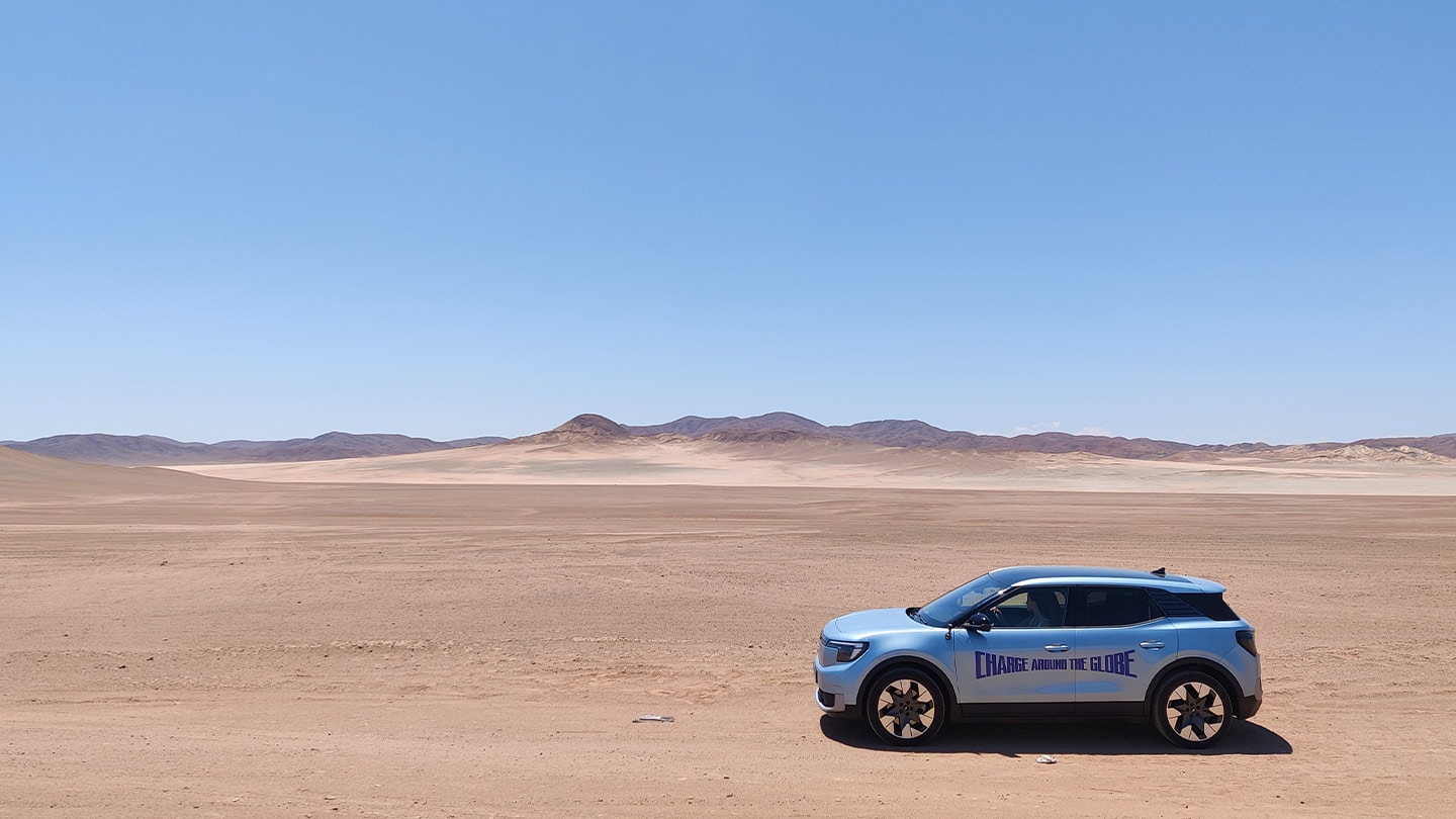 Il Ford Explorer elettrico attraversa il deserto durante la sfida "Charge Around the Globe".