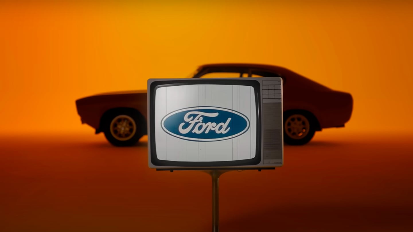 Panoramica su una Ford Capri classica e la sua trasformazione nella Ford Capri elettrica.