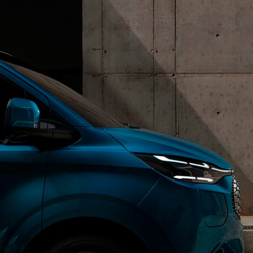 Primo piano di un veicolo commerciale elettrico Ford.