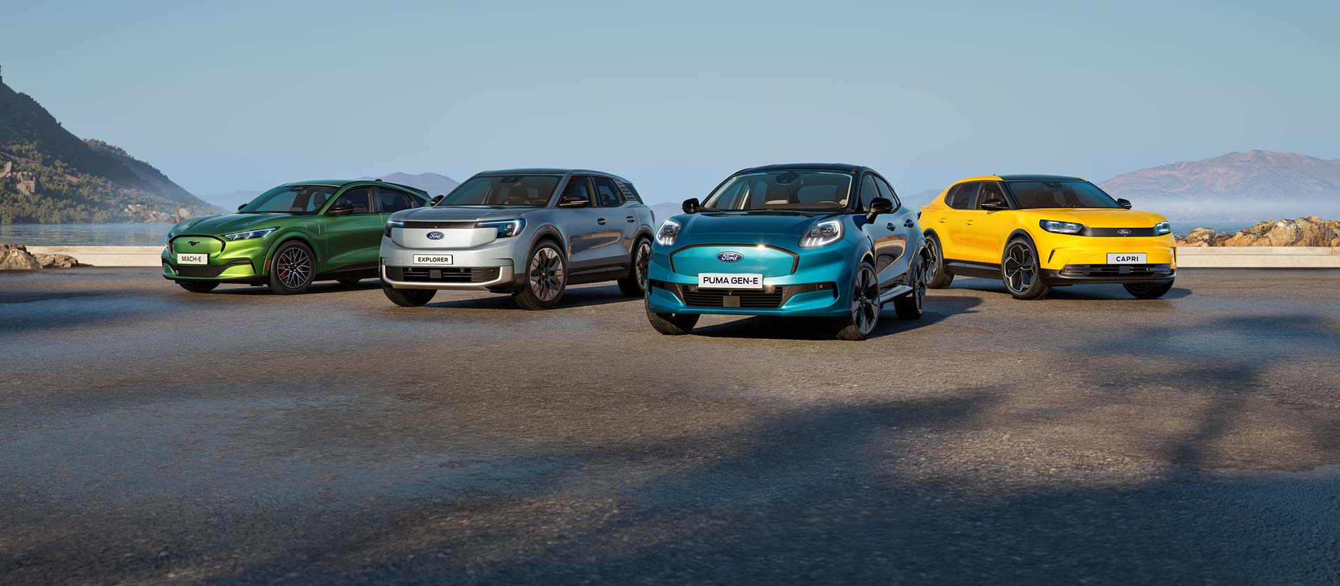 Una collezione di diverse auto elettriche Ford parcheggiate in un paesaggio costiero aspro.