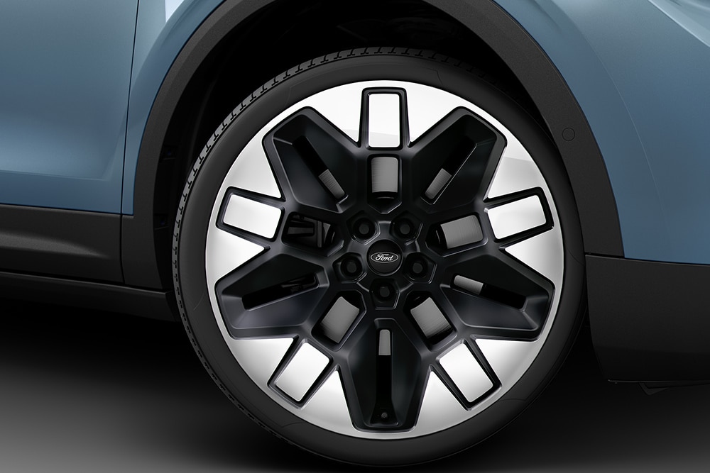 Primo piano della ruota di un veicolo elettrico Ford.