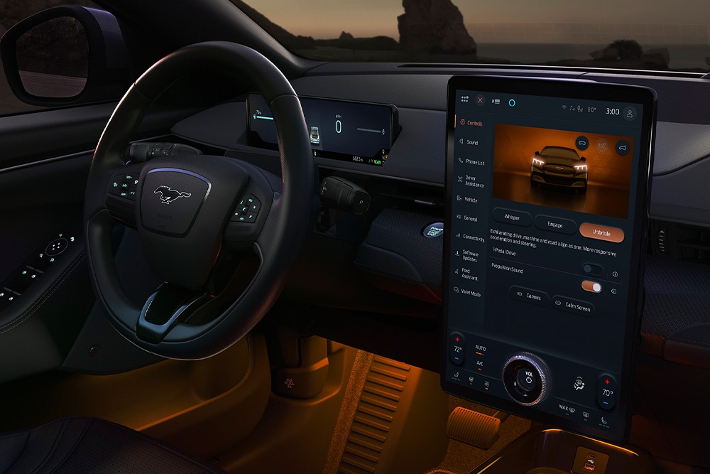 Vista interna del cruscotto e del volante di un veicolo elettrico Ford.