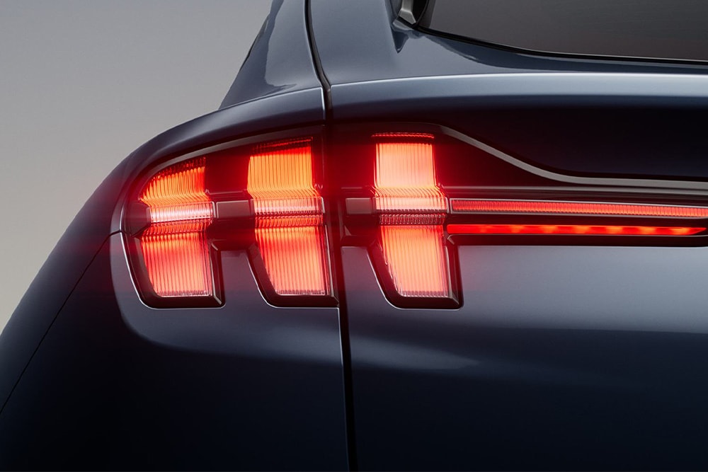 Vista posteriore di un veicolo elettrico Ford nero.