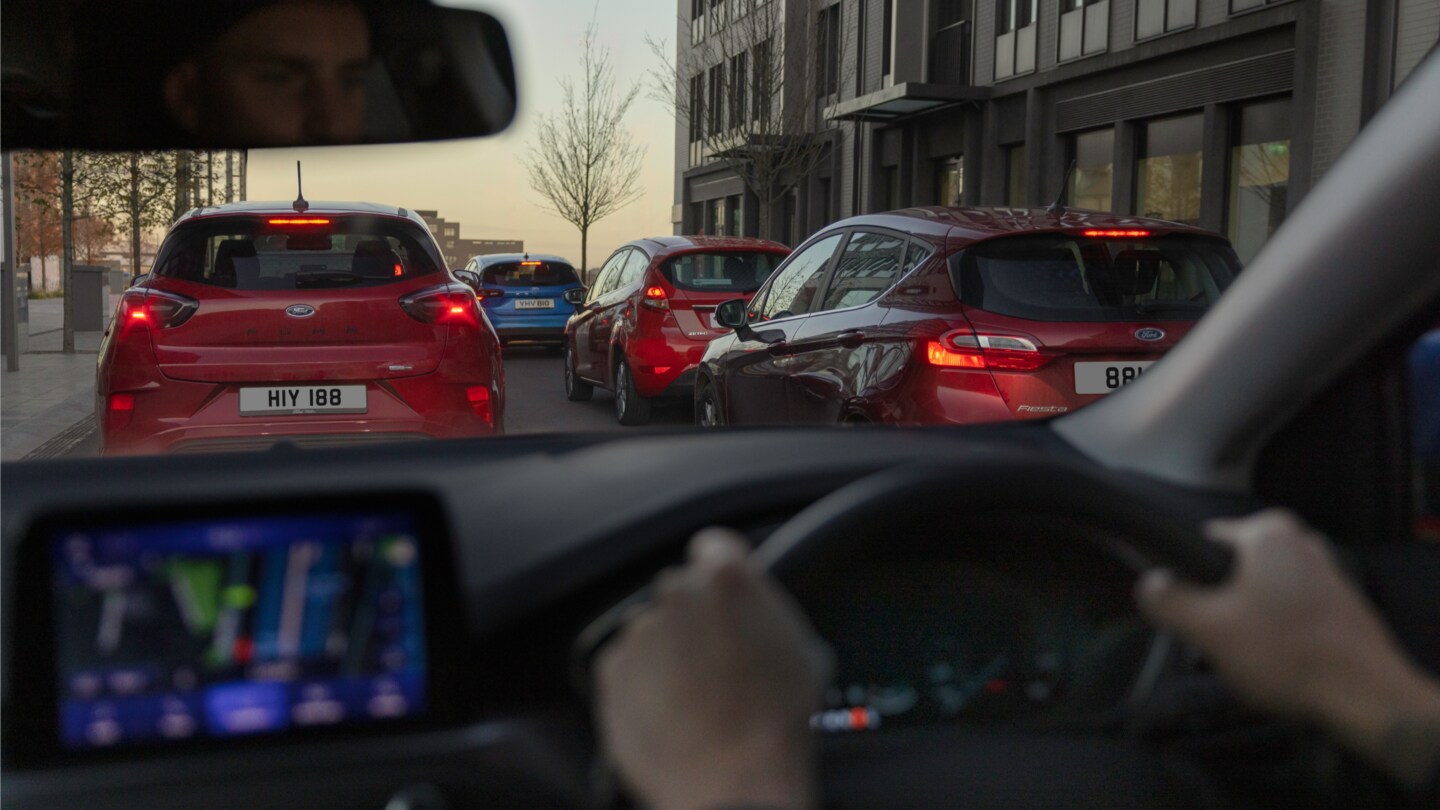 Vista interna con visuale dal parabrezza sui veicoli che precedono 