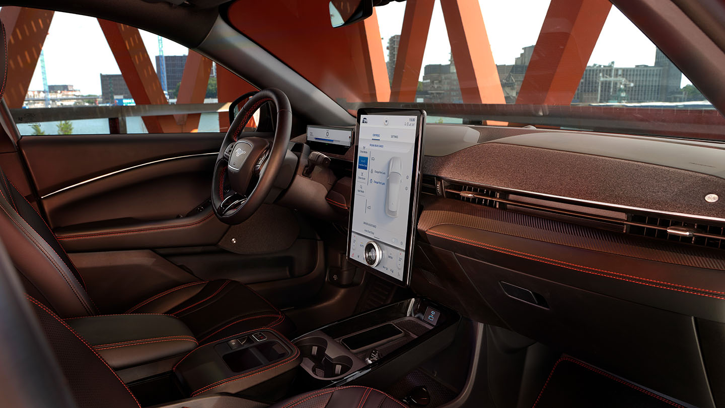 Gli interni della Ford Mustang Mach-E con un touchscreen SYNC 4 da 15.5 pollici e un elegante equipaggiamento interno.