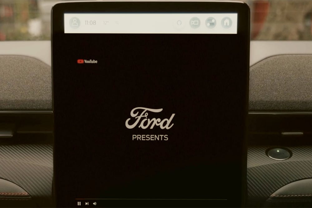 Touchscreen SYNC 4 da 15.5 pollici con una grafica che mostra «Ford presents» e lo streaming video in auto.