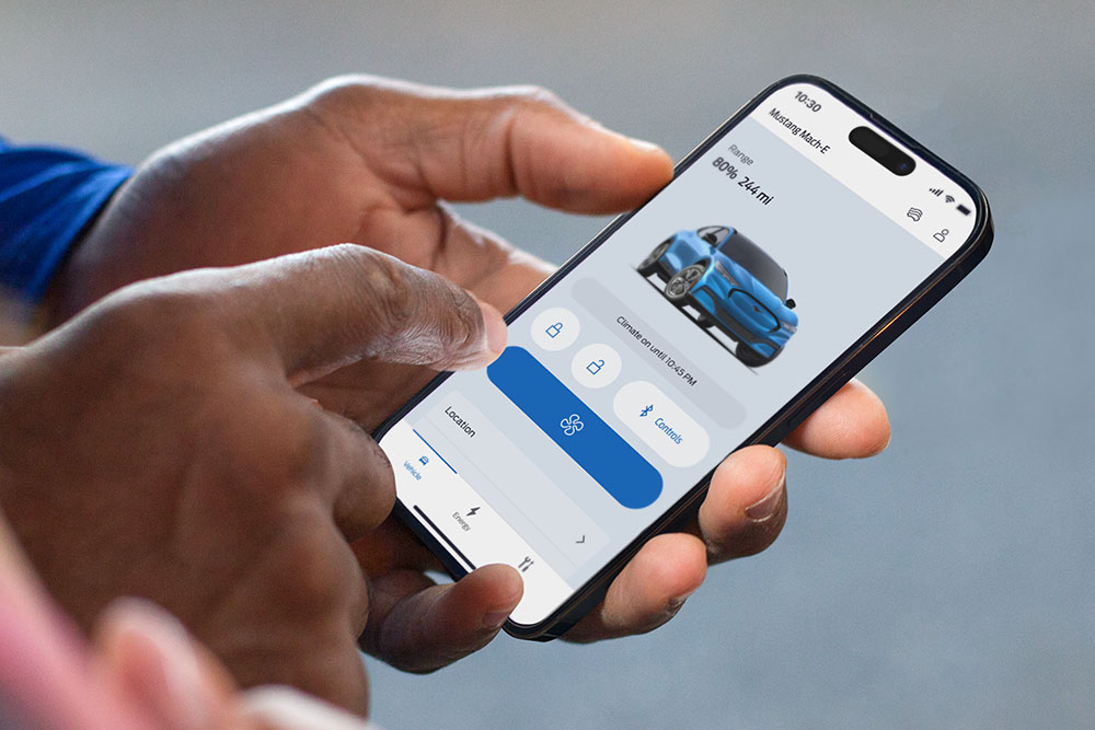 Vista ravvicinata di un iPhone con l’app FordPass, una grafica di una Ford Mustang Mach-E e diversi pulsanti dell’app.