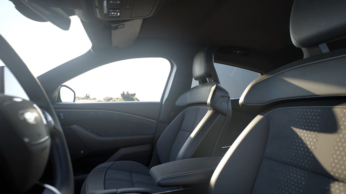 Gli interni della Ford Mustang Mach-E con i due sedili anteriori Ford Performance.