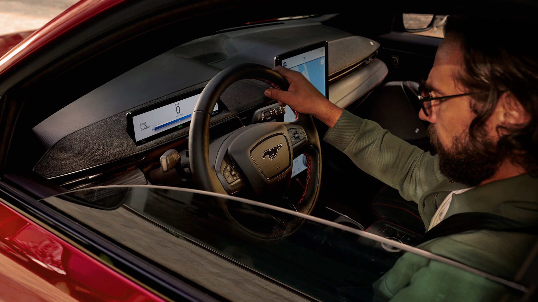 Ford Mustang Mach-E. Vista dal finestrino sul conducente al volante