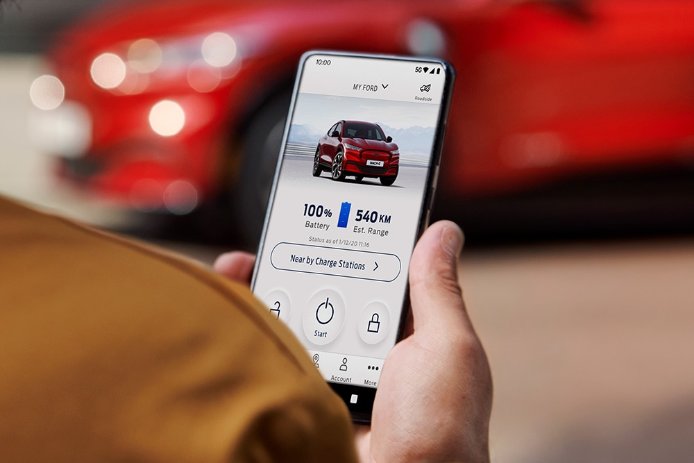 Una persona che guarda l'app FordPass.