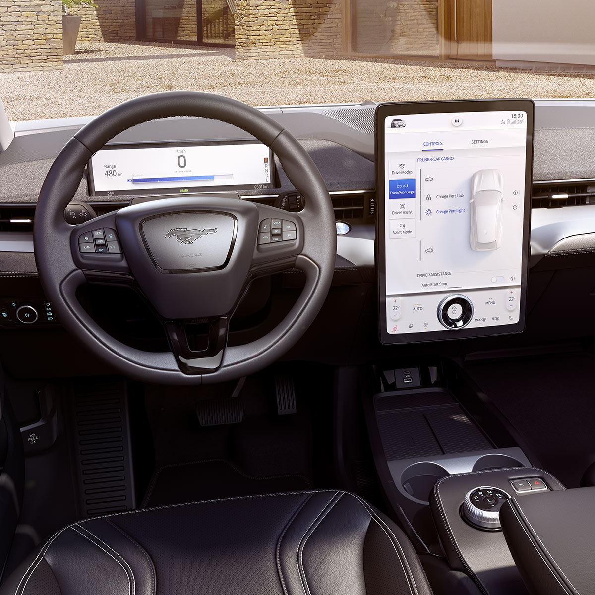 Ford Mustang Mach-E. Vista dettagliata dell'interno con cruscotto digitale e touch screen