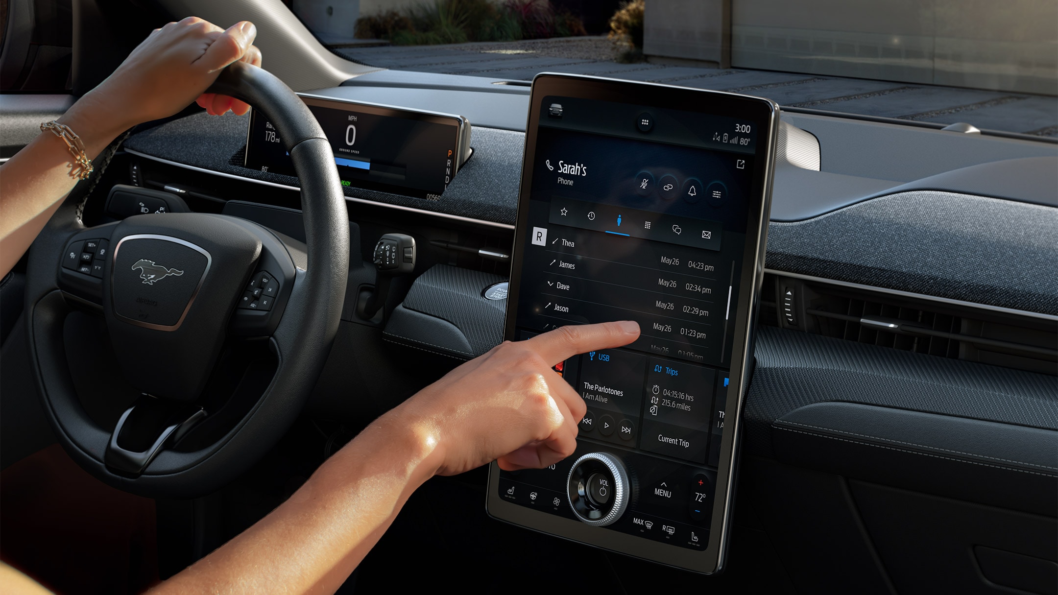 L'autista usa il touchscreen SYNC 4 in una nuovissima Ford Mustang Mach-E