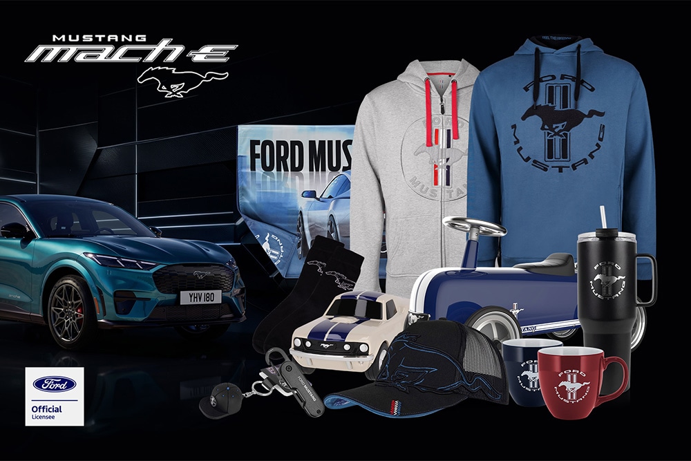Articoli lifestyle Ford Mustang Mach-E con abbigliamento, accessori e modellino.