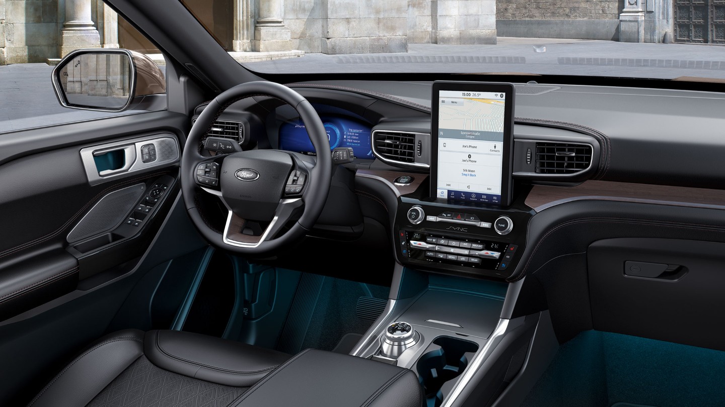 Ford Explorer Plug-In Hybrid. Interni, visuale dettagliata di volante e console centrale con touch screen