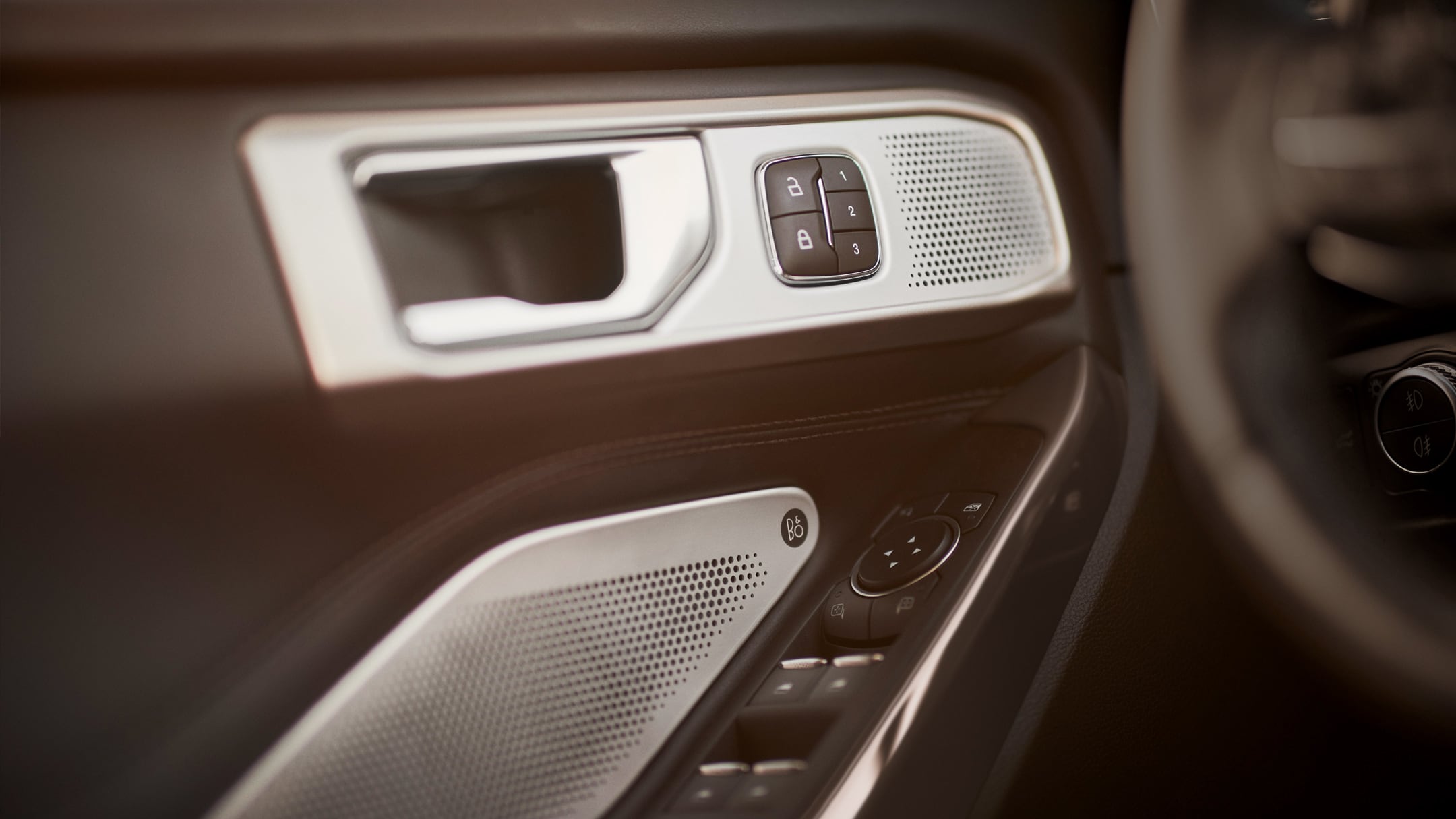 Ford Explorer Plug-in Hybrid. Interni, vista dettagliata degli altoparlanti del sistema audio B&O