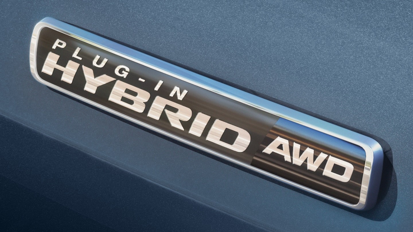Ford Explorer Plug-In Hybrid in versione blu. Visuale dettagliata della scritta Plug-In Hybrid-AWD sul portellone posteriore
