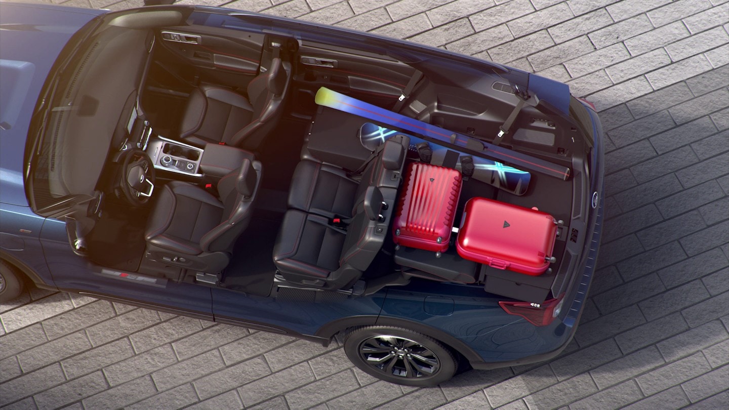 Ford Explorer Plug-In Hybrid in versione blu. Prospettiva aerea con visuale degli interni e del vano bagagli