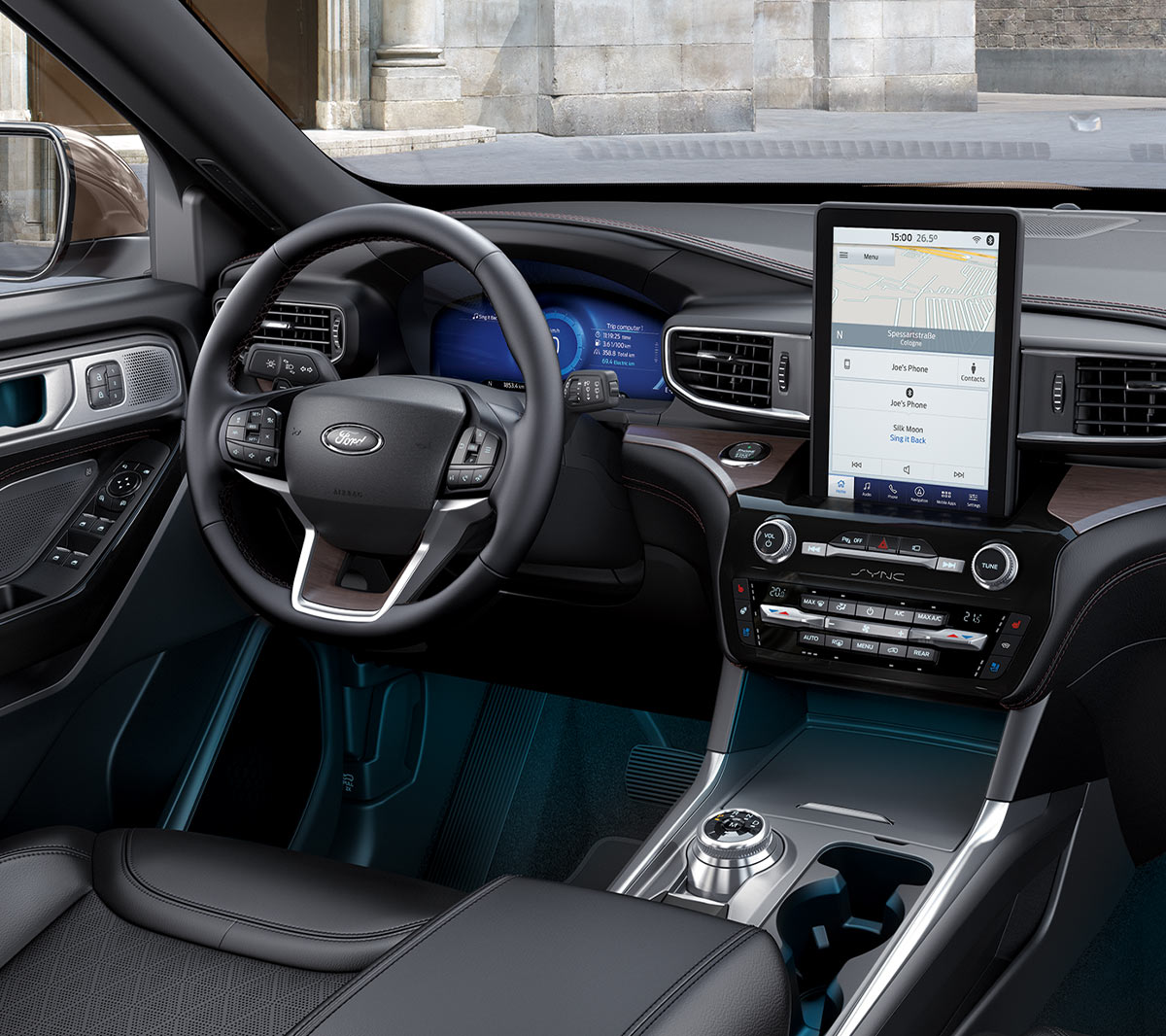 Ford Explorer Plug-in Hybrid. Interni, vista dettagliata del volante e della console centrale con touchscreen