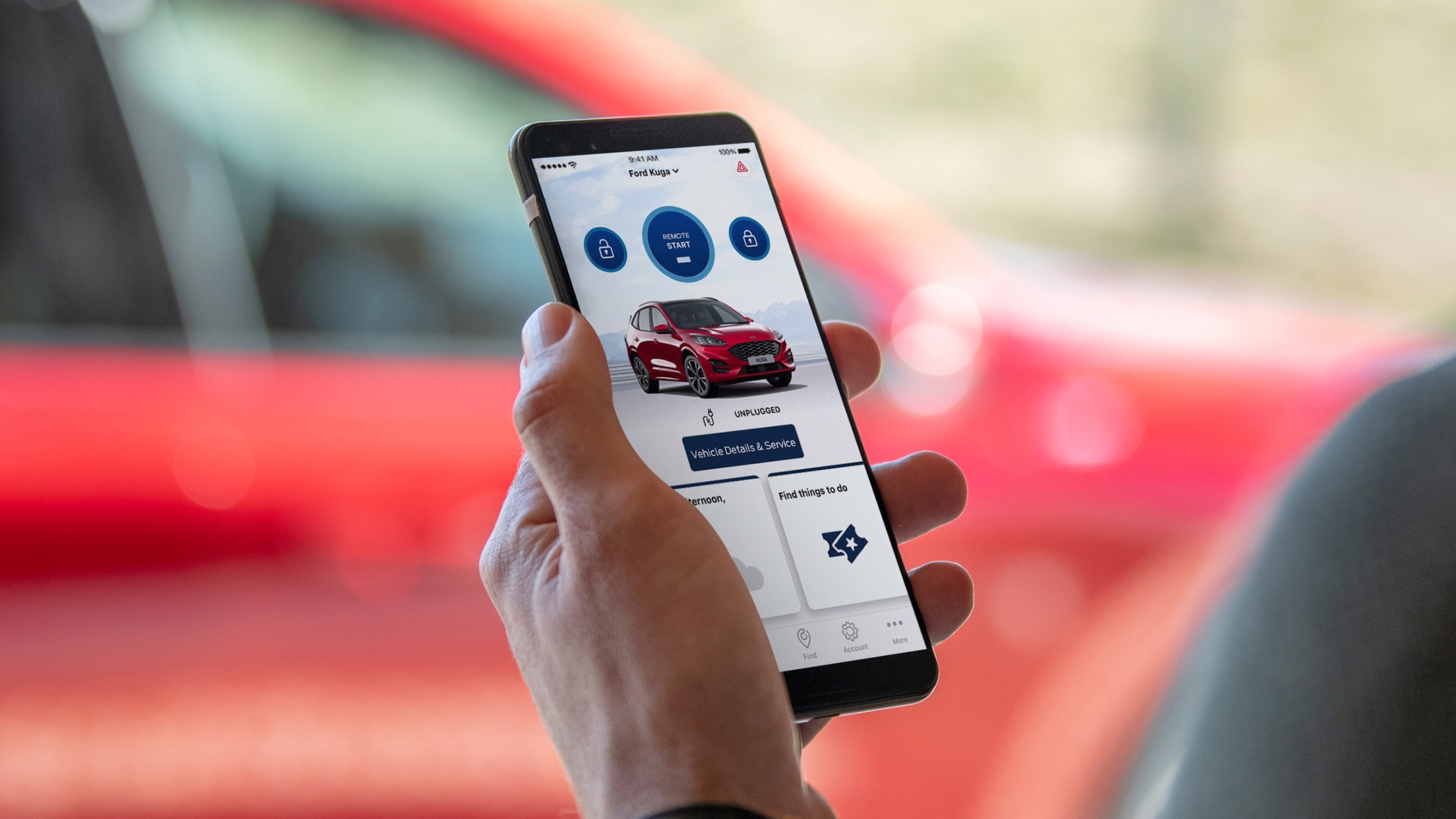App FordPass su uno smartphone. Sullo sfondo una Ford Kuga rossa.