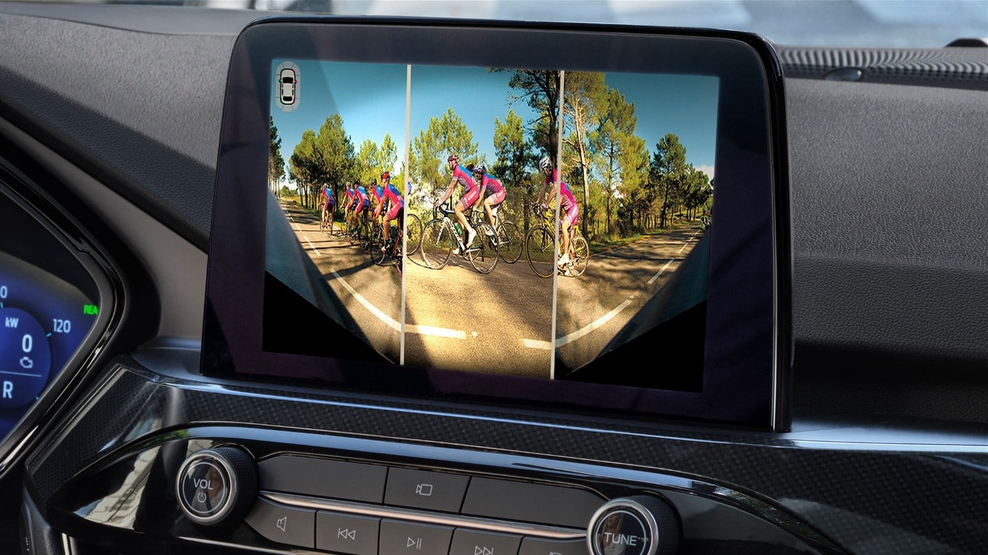 Ford Kuga. Interni, vista dettagliata del display Ford SYNC 3 con telecamera frontale attivata e tecnologia «Split View»