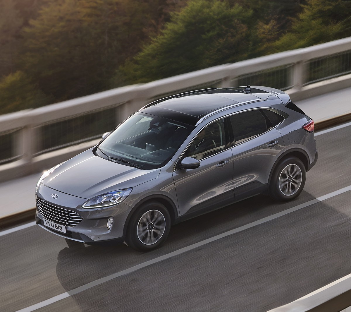 Ford Kuga Titanium in movimento sopra un ponte