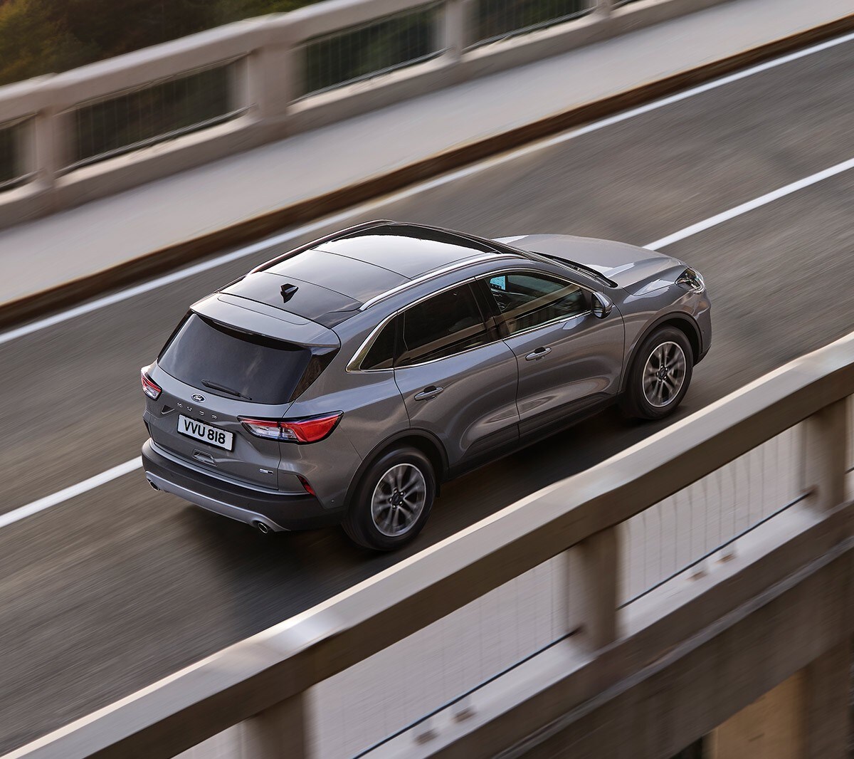 Ford Kuga Titanium in movimento sopra un ponte