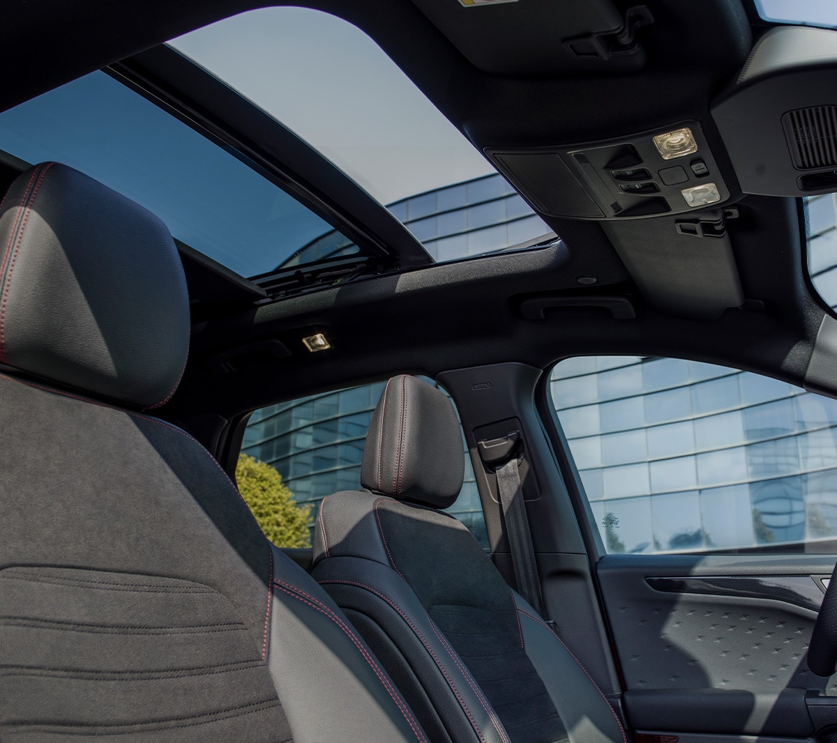Nuova Ford Kuga ST-Line X vista degli interni con tetto panoramico
