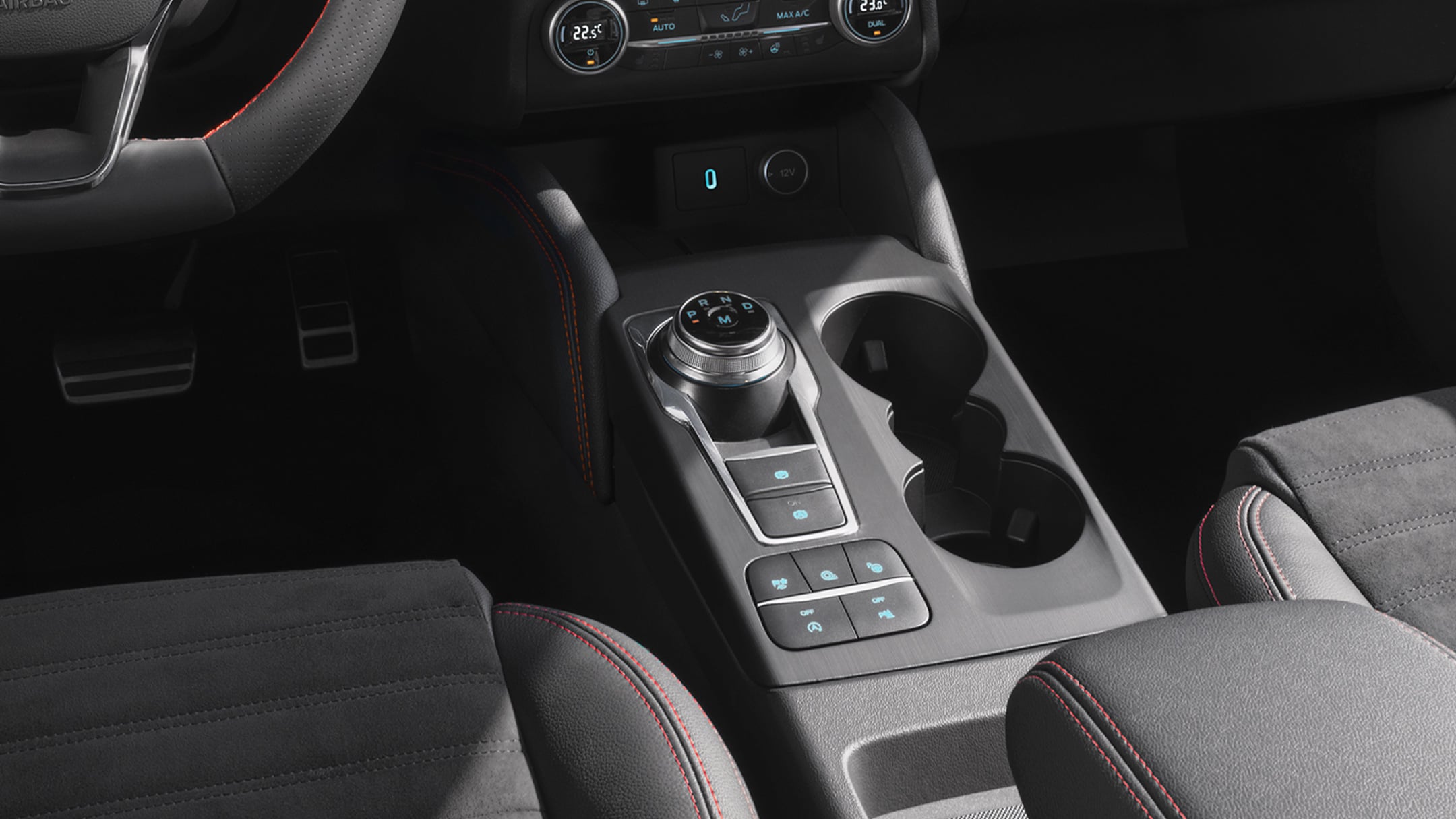 Nuova Ford Kuga ST-Line X vista degli interni con dettaglio del cambio automatico con selettore rotativo