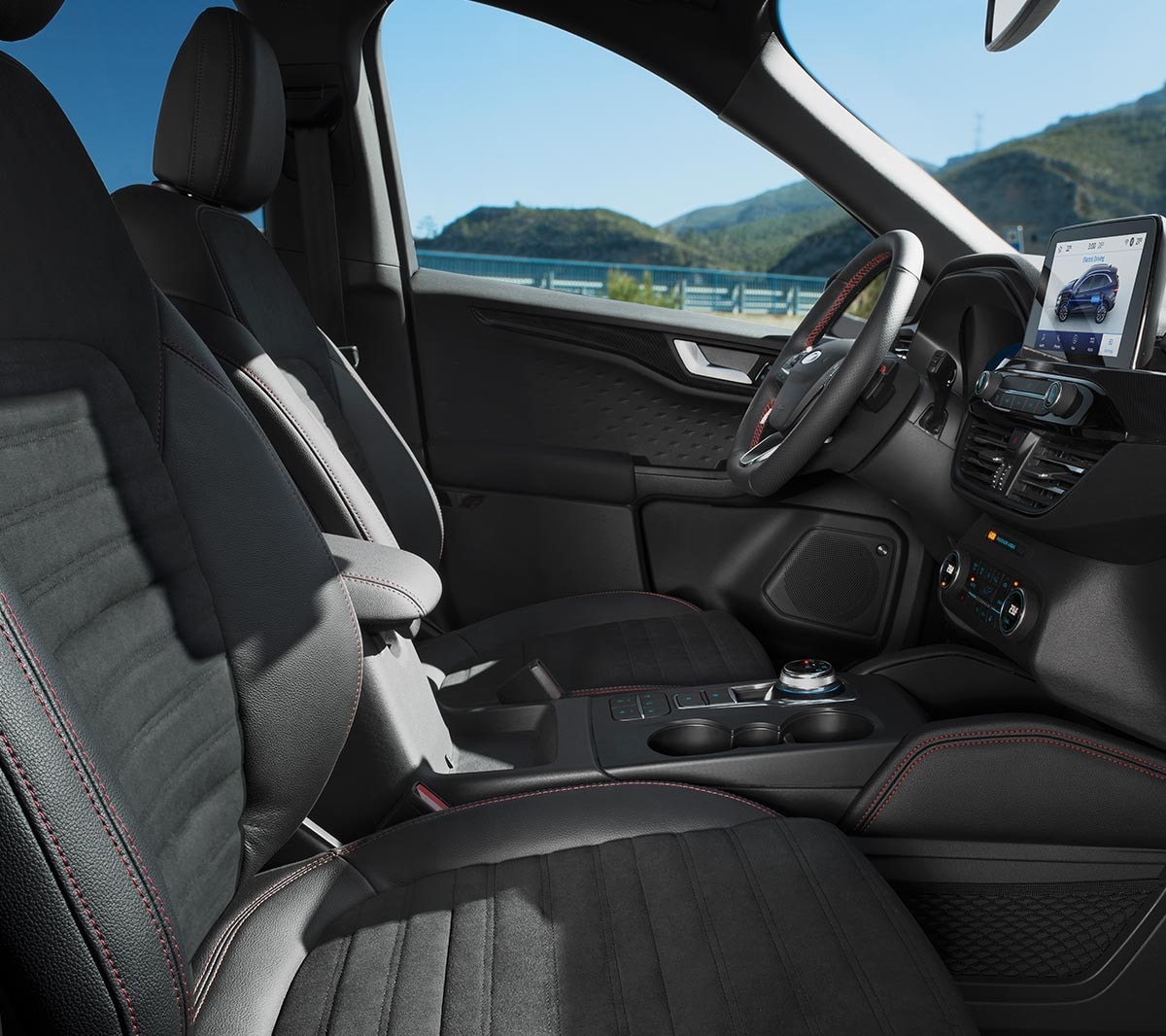Nuova Ford Kuga ST-Line X vista degli interni in pelle, del volante e del SYNC 3