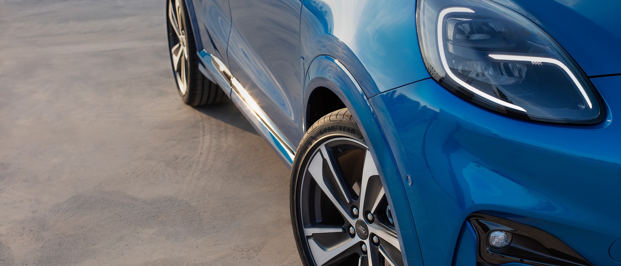 Ford Puma blu, vista frontale a tre quarti, dettaglio dei fari e delle ruote