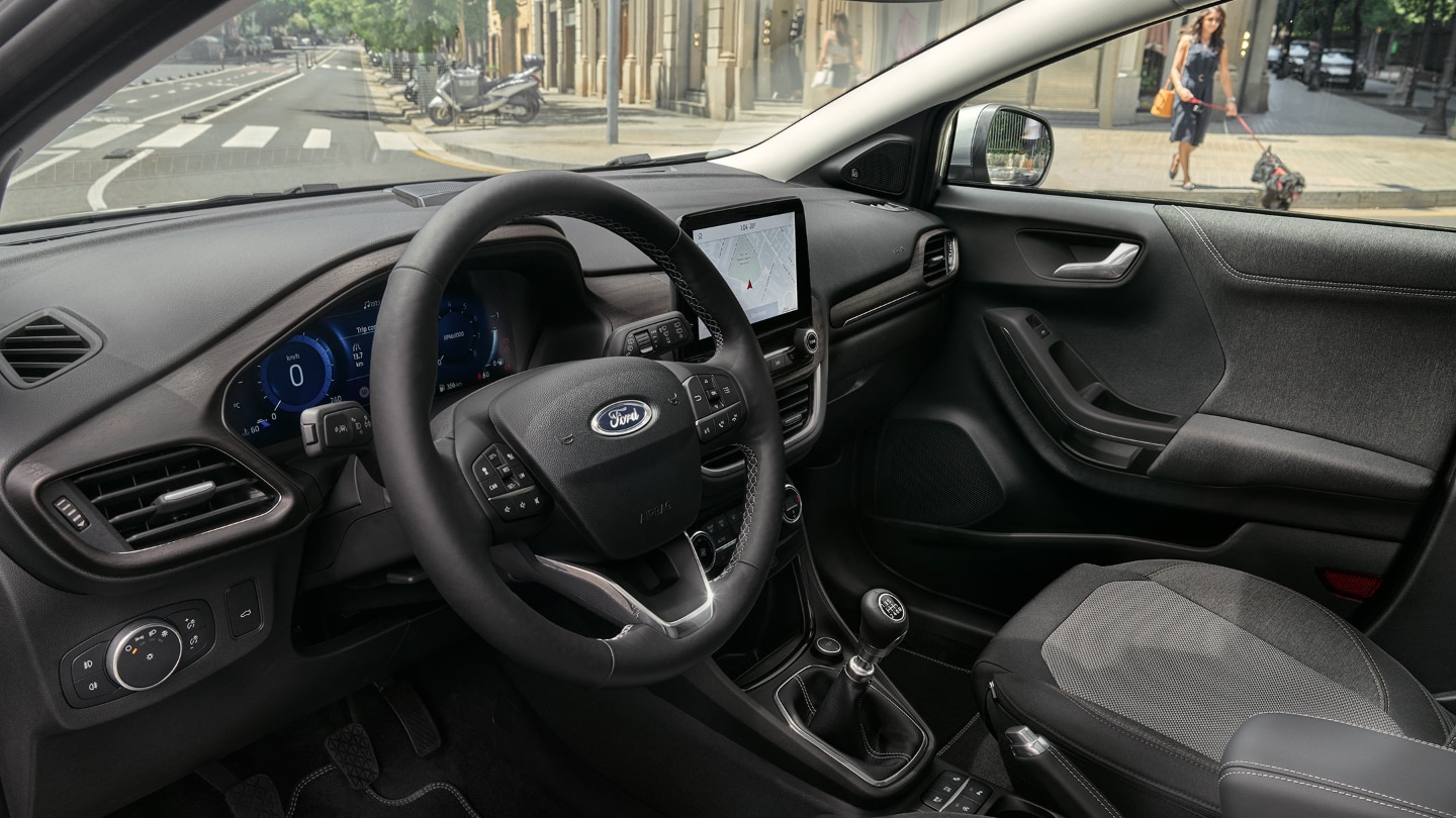 Ford Puma, abitacolo, vista del cockpit con volante, touchscreen e sedili anteriori
