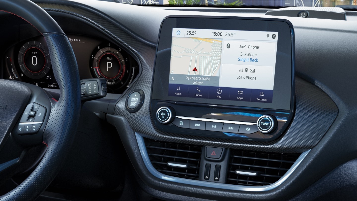 Ford Puma, abitacolo, vista dettagliata del cockpit con touchscreen e navigatore