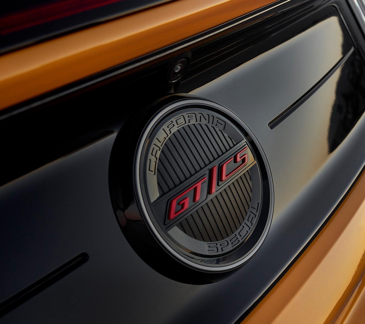 Ford Mustang California arancione. Vista dettagliata dell’emblema GT.