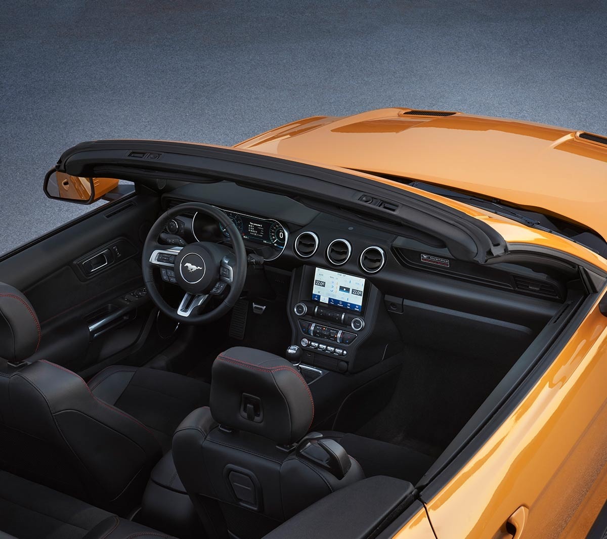 Ford Mustang GT. Vista interna del cockpit