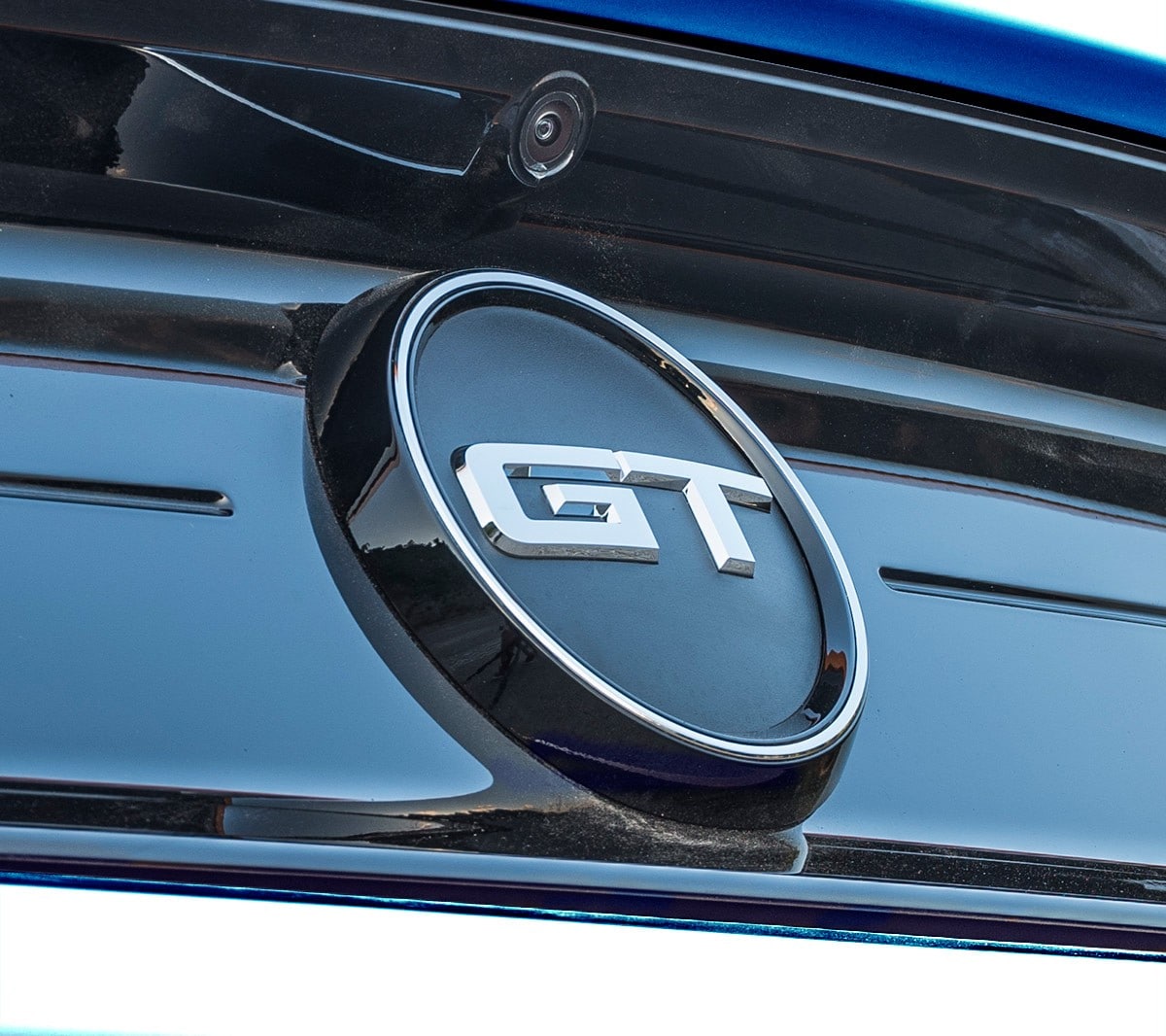 Ford Mustang GT. Vista dettagliata del logo GT