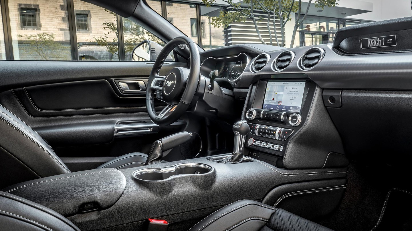 Ford Mustang GT. Vista interna del cockpit e dei sedili anteriori