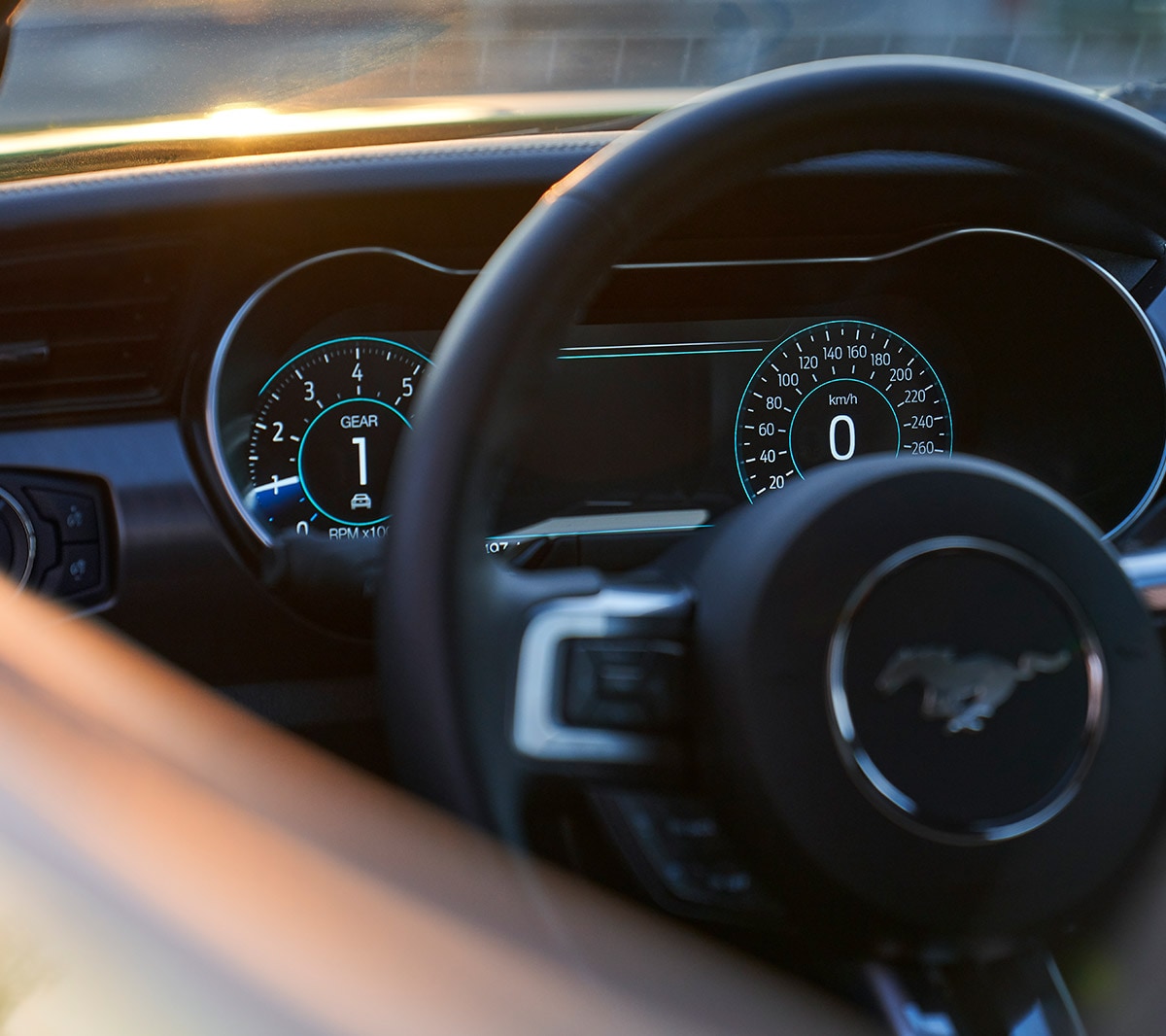 Ford Mustang Mach 1. Vista dettagliata del volante e del quadro strumenti digitale