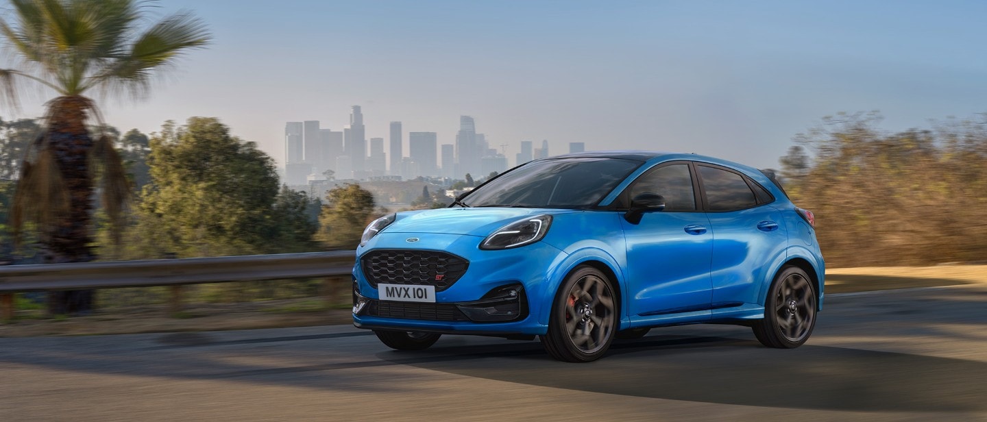 Ford Puma ST Powershift blu, vista frontale a tre quarti, in marcia su una strada