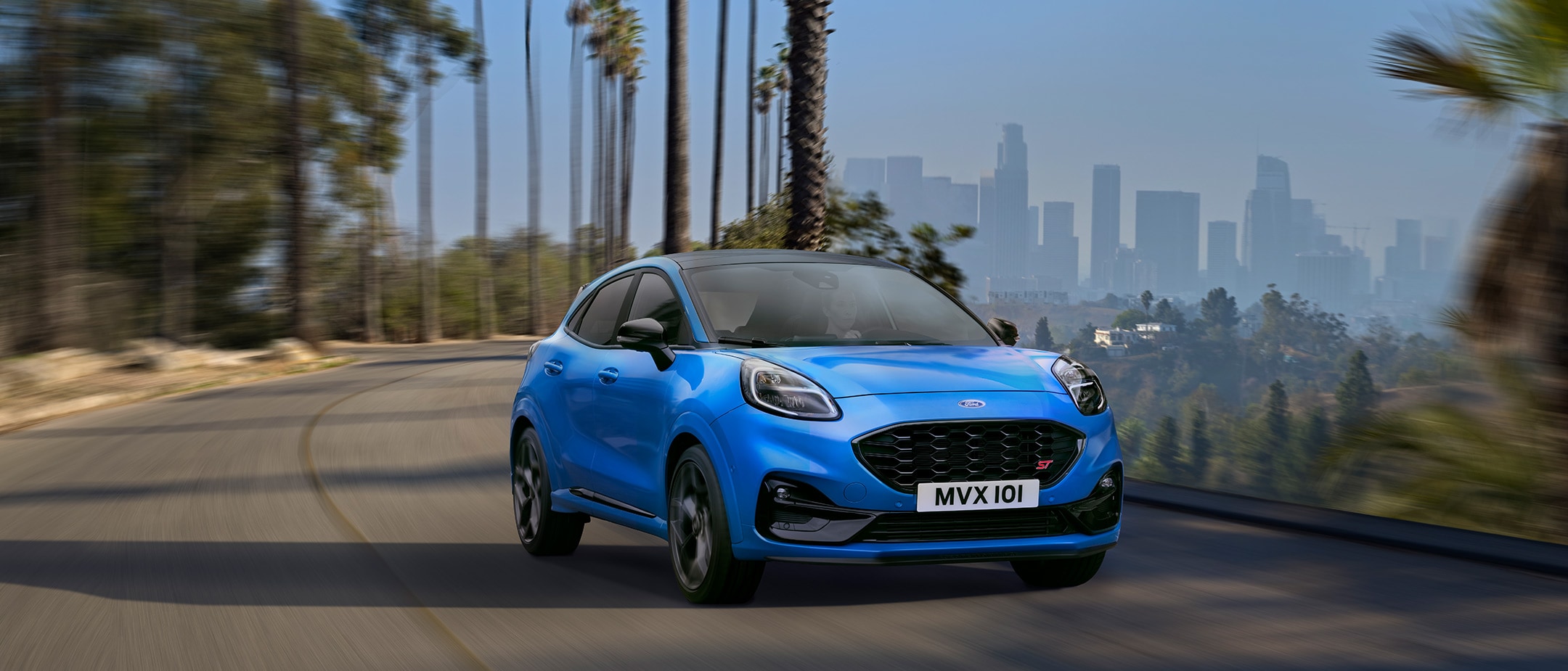 Ford Puma ST Powershift blu, vista frontale a tre quarti, in marcia in curva