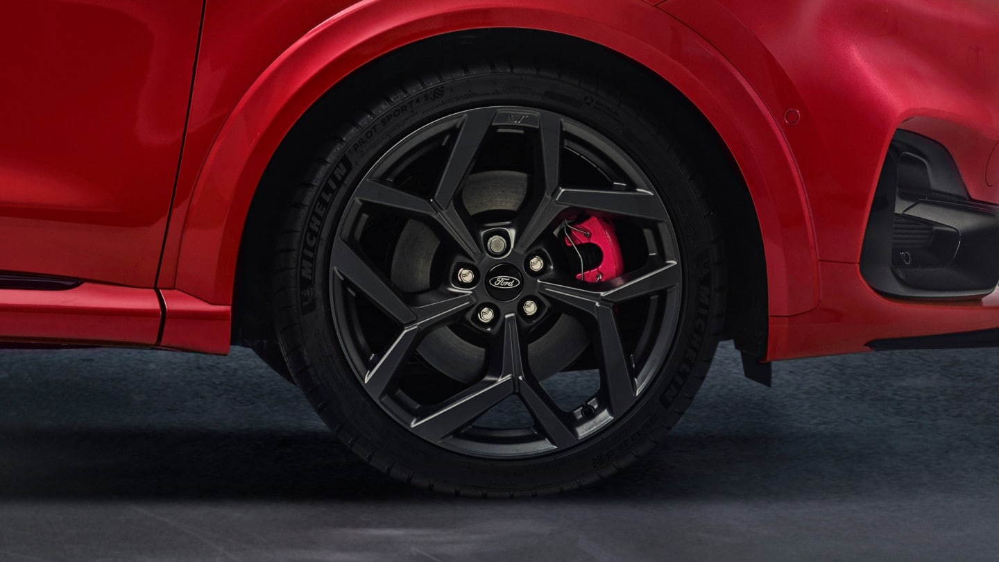 Ford Puma ST rossa, vista dettagliata della ruota anteriore destra