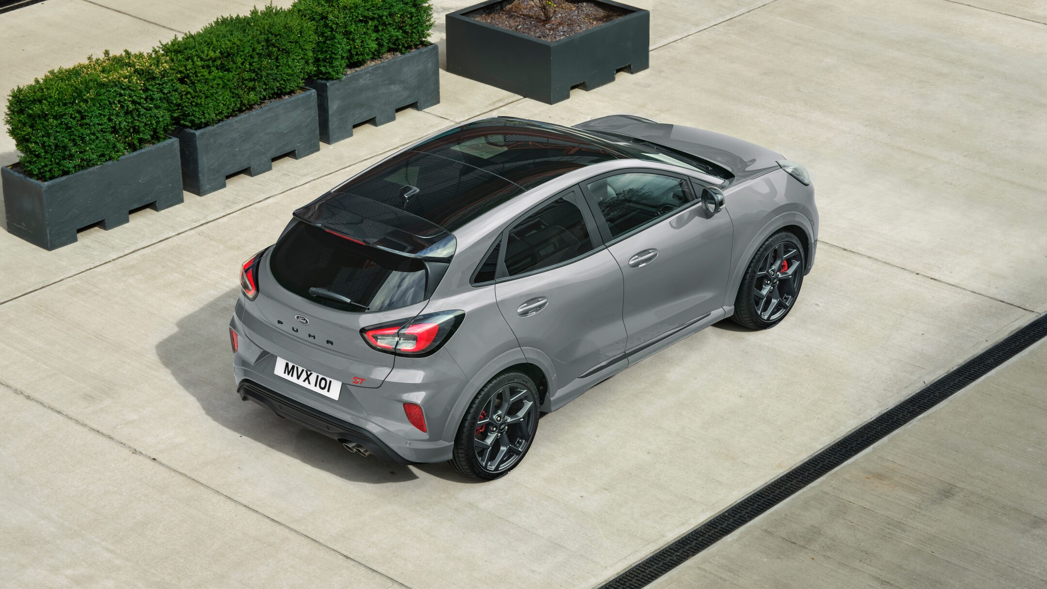 Ford Puma ST grigia, vista posteriore a tre quarti dall’alto