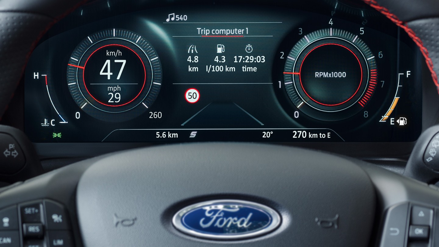 Ford Puma ST, vista interna sul volante e sul quadro strumenti digitale con riconoscimento dei segnali stradali
