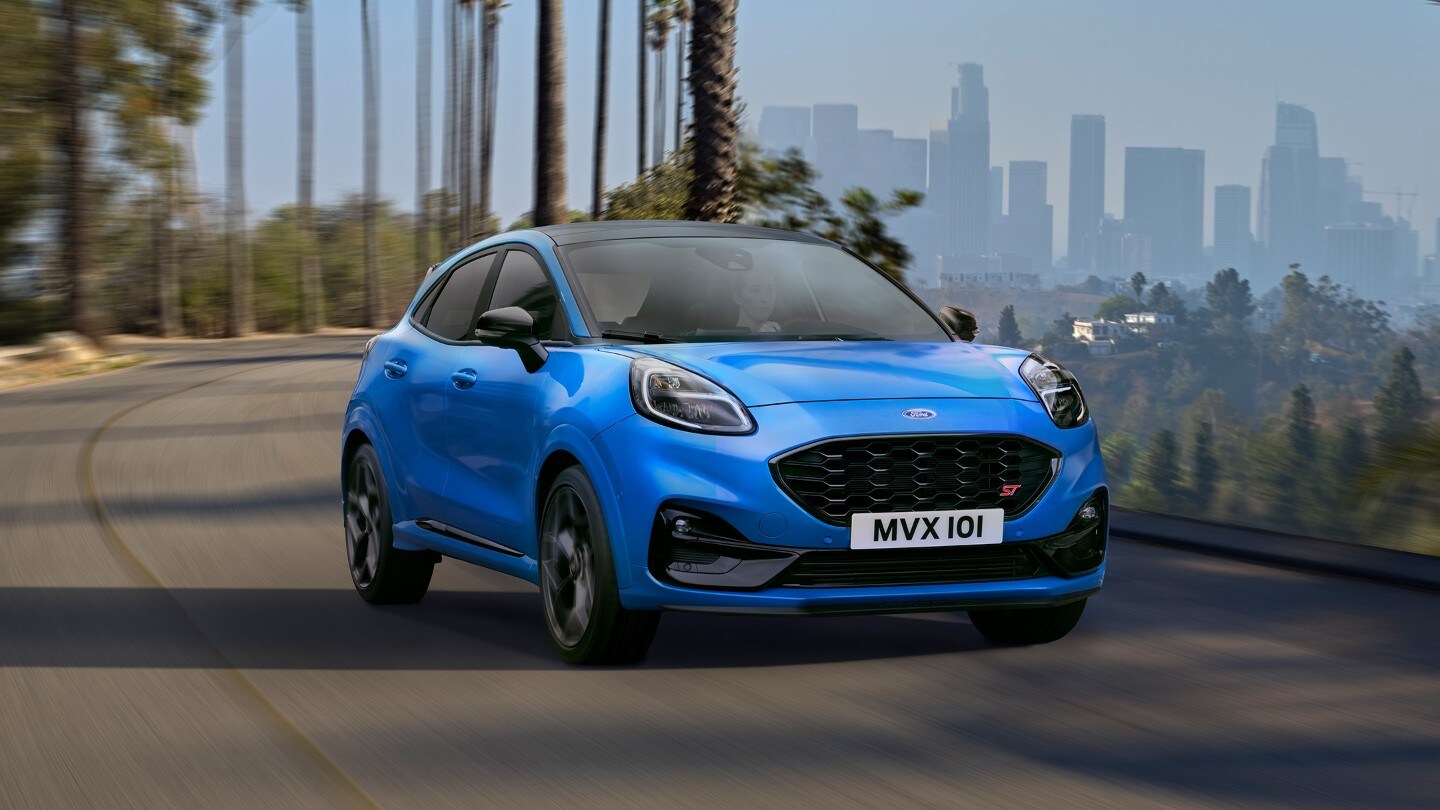 Ford Puma ST Powershift blu, vista frontale a tre quarti, in marcia in curva