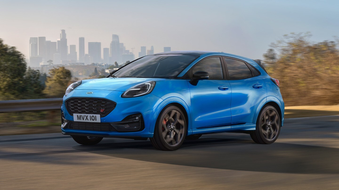 Ford Puma ST Powershift blu, vista frontale a tre quarti, in marcia su una strada