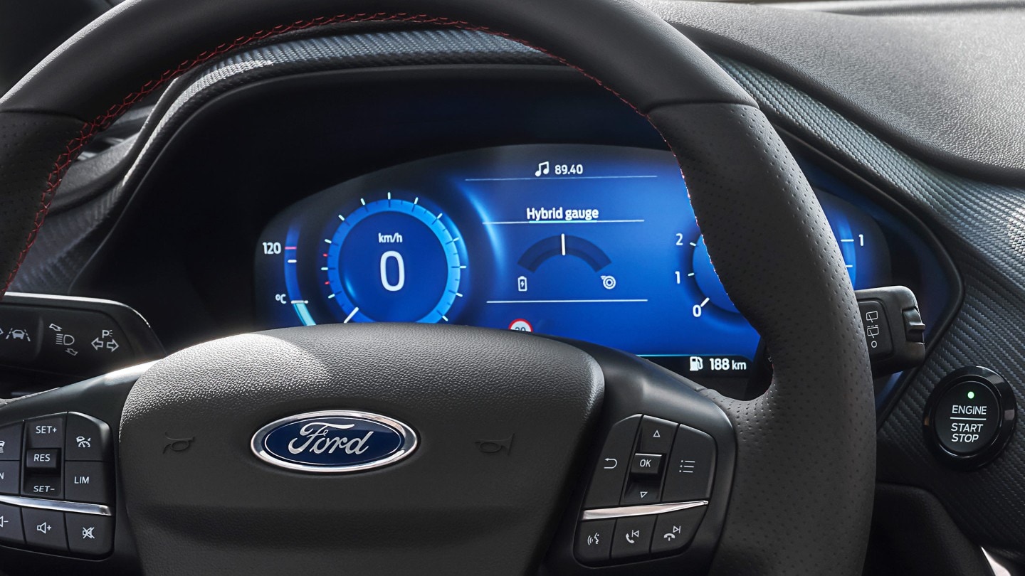 Ford Fiesta. Vista dettagliata del volante e del quadro strumenti digitale.