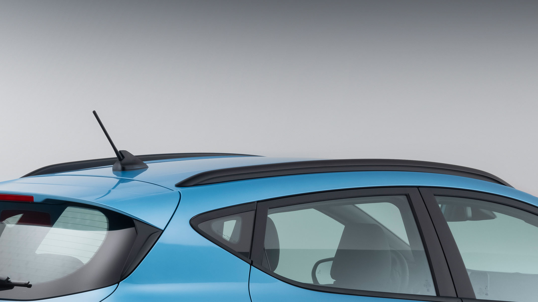 Ford Fiesta Active blu. Vista dettagliata delle barre sul tetto.