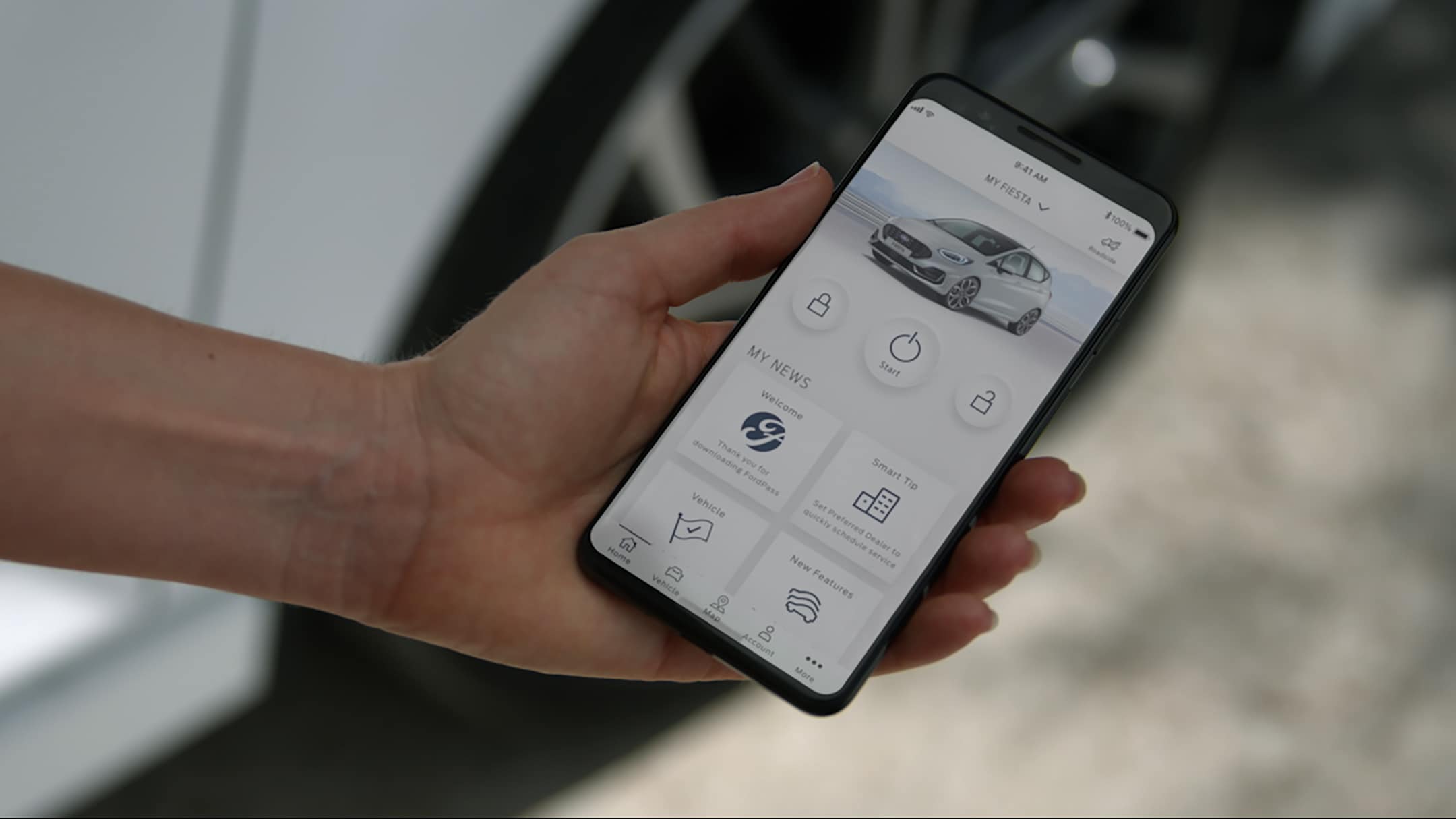 Ford Fiesta bianca. Vista dettagliata di uno smartphone con app Ford Pass.
